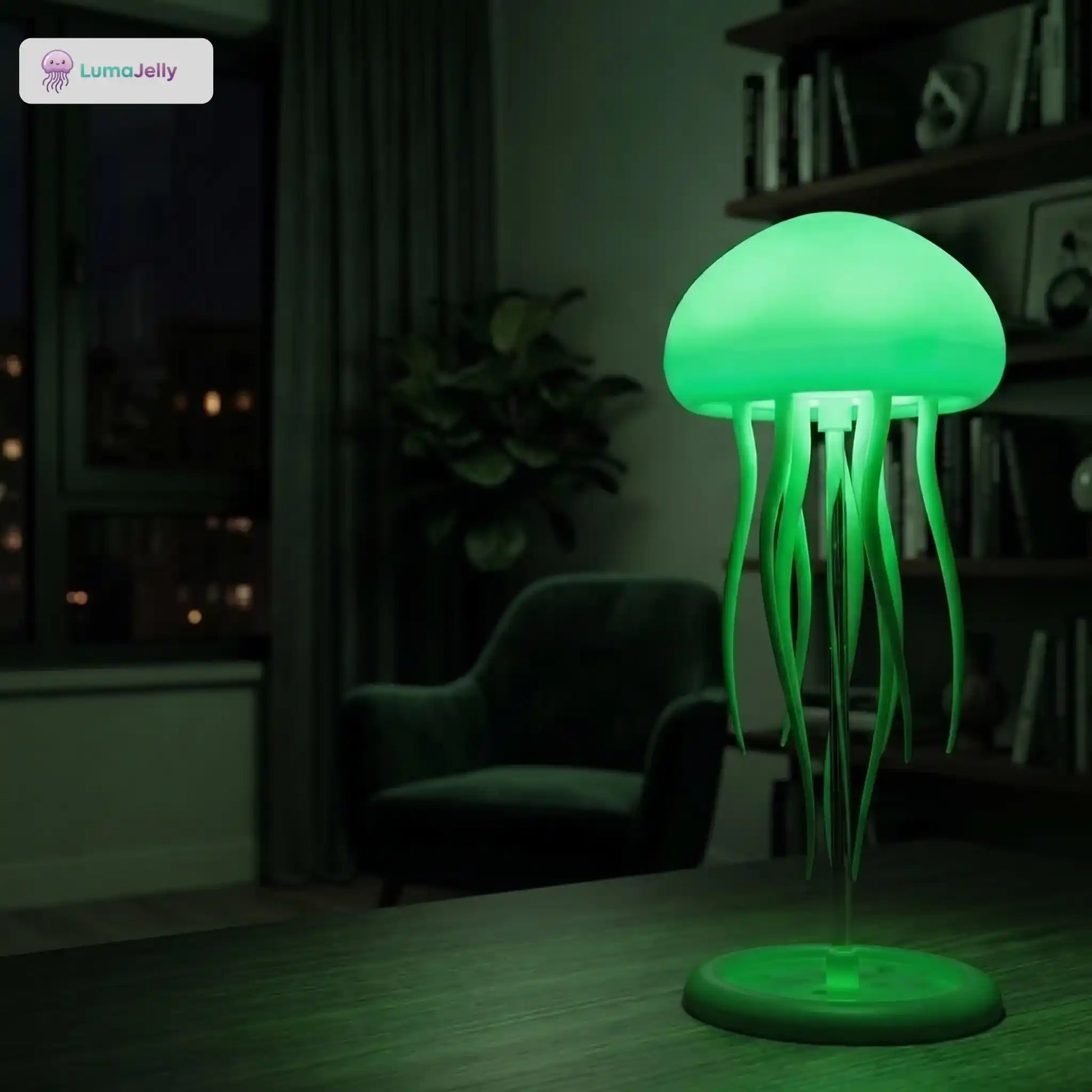 Lámpara de medusas LumaJelly™ iluminada en color verde esmeralda sobre una mesa de madera en un salón moderno. Iluminación ambiental nocturna.